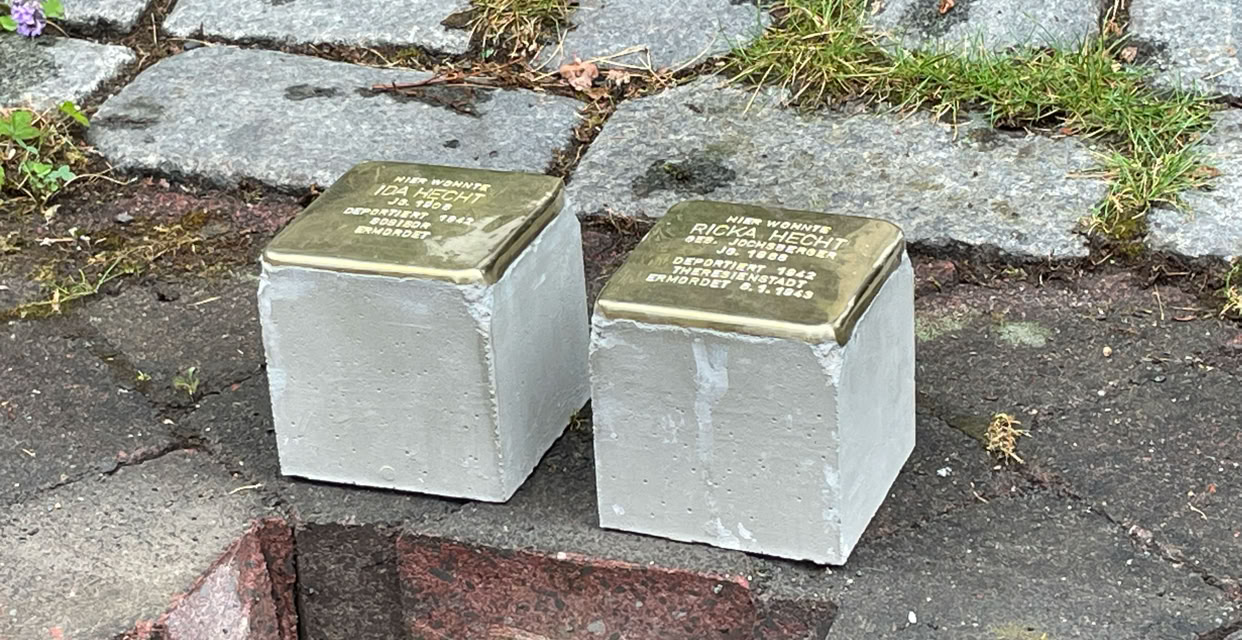 2 Stolpersteine vor der Verlegung zum Gedenken an jüdische Bürger