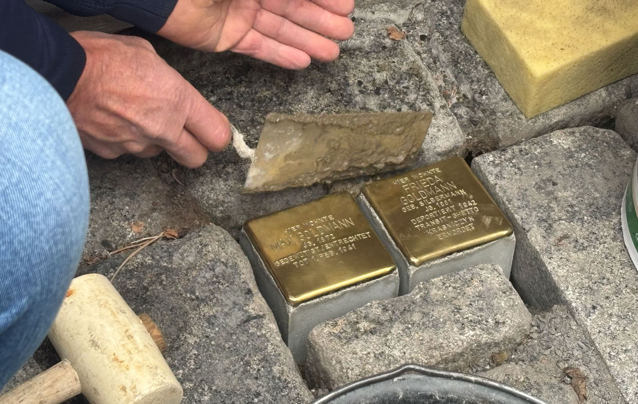2 Stolpersteine vor der Verlegung zum Gedenken an jüdische Bürger